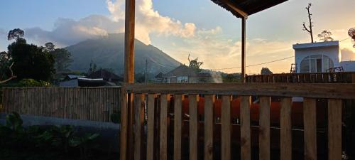 Pemandangan gunung umum atau pemandangan gunung yang diambil dari lodge