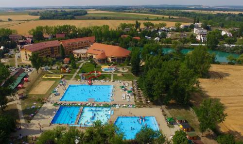 Bazén v ubytování Chatova osada Family Resort Thermalpark inclusiv nebo v jeho okolí