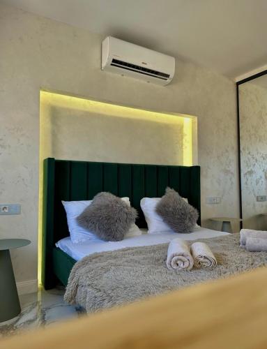 Ένα ή περισσότερα κρεβάτια σε δωμάτιο στο Galaxy Luxury