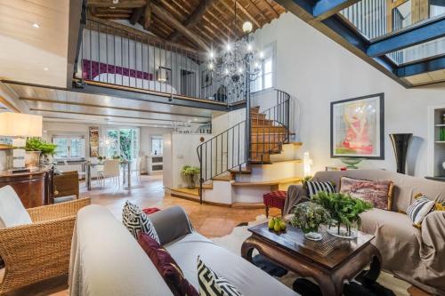 Un lugar para sentarse en La Chiesetta a charming Church converted into Farmhouse with Pool