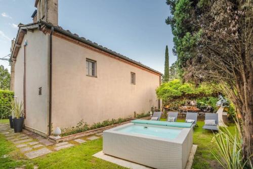 La alberca dentro o cerca de La Chiesetta a charming Church converted into Farmhouse with Pool