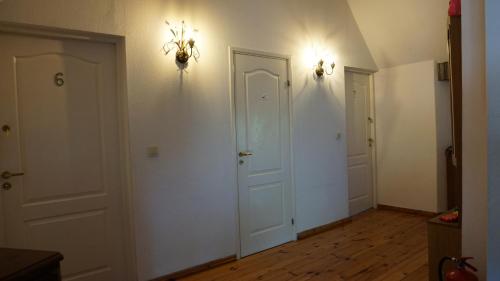 an empty hallway with white walls and wood floors at Pensjonat Kowalski in Łubowo