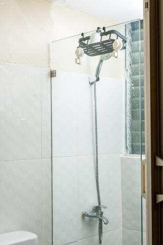 une douche avec pommeau de douche dans une salle de bain dans l'établissement Cozy Apartment Colonial Zone, à Saint-Domingue