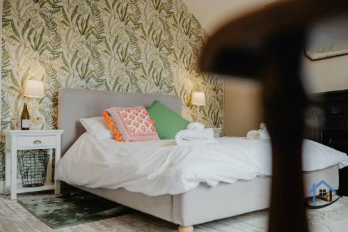 a bed with two stuffed animals on it in a bedroom at Indigo Snug - Gorgeous 2 bed flat in the heart of Cromer in Cromer
