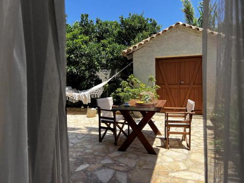 Sunny Garden Apartment