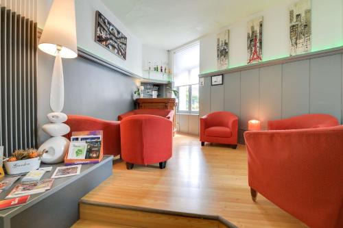 un salon avec des chaises rouges et une table dans l'établissement Brit Hotel Notre Dame, à Valenciennes