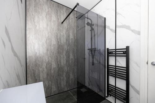 Φωτογραφία από το άλμπουμ του Sleek Retreat Modern Home with Games Room and Home Cinema Lounge-Sleeps 8 στο Μπόλτον