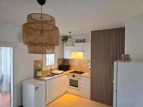 Kuchyňa alebo kuchynka v ubytovaní Cosy apartment of l'Escala Beach