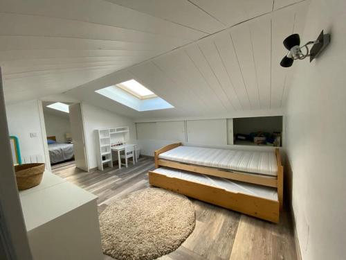 a bedroom with a bed and a room with a table at Maison 10 lits proximité du Port - YEU Ker Chalon in Port-Joinville