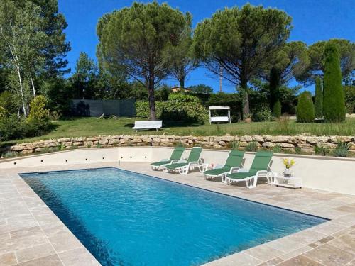 una piscina con tumbonas y una piscina en Chez Nelly - Villa avec vue imprenable, en Dieulefit