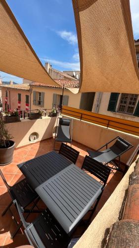 un patio avec une table et des chaises sur un balcon dans l'établissement Saint-Tropez Centre - Grand Studio avec terrasse, à Saint-Tropez