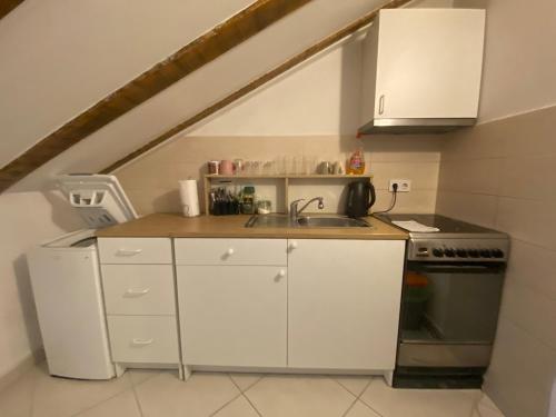 Кухня или мини-кухня в Lanai Apartment
