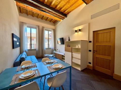 sala de estar con mesa azul y sillas en Canalchiaro 13, en Módena