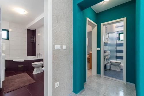 Ένα μπάνιο στο Villa Alina