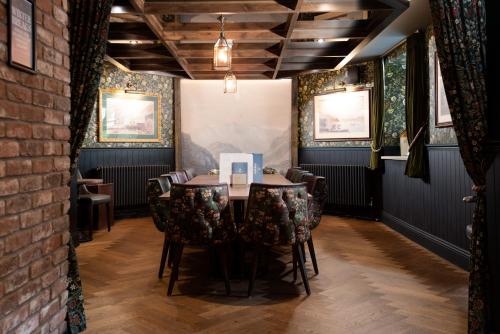 The Waterhead Inn- The Inn Collection Groupにあるシーティングエリア