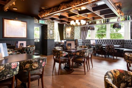 The Waterhead Inn- The Inn Collection Groupにあるシーティングエリア