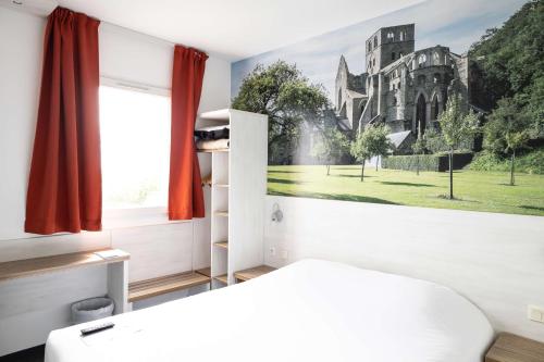 Postel nebo postele na pokoji v ubytování Brit Hotel Confort Saint-Lô