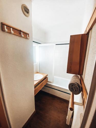La petite salle de bains est pourvue d'un lavabo et d'une baignoire. dans l'établissement Les Chardons Verts, Studio Pied de pistes, à La Salle Les Alpes