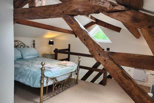 une chambre avec un lit et une fenêtre dans l'établissement Petite Maison Papillon, Pool, hot Tub,Relax, à Saint-Vincent-Jalmoutiers