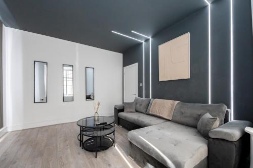 Gallery image of Sleek Retreat Modern Home with Games Room and Home Cinema Lounge-Sleeps 8 in Bolton