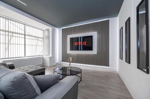 Gallery image of Sleek Retreat Modern Home with Games Room and Home Cinema Lounge-Sleeps 8 in Bolton