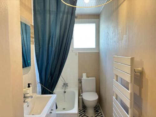 une salle de bain avec un lavabo et des toilettes et une fenêtre dans l'établissement L Aurore T2, à Aix-en-Provence