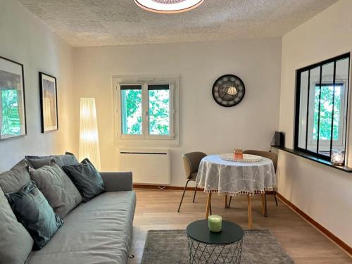 un salon avec un canapé et une table dans l'établissement L Aurore T2, à Aix-en-Provence