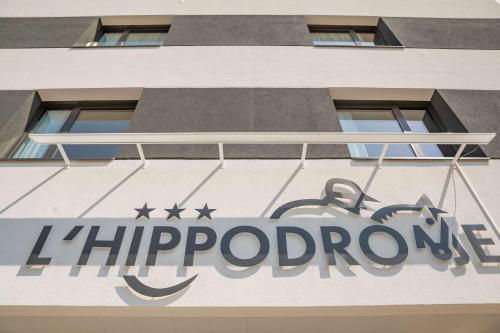 a sign for a hippon store in front of a building at Brit Hotel Ploermel - Hotel de l'Hippodrome in Ploërmel