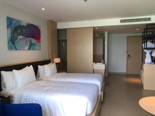 a hotel room with a large white bed in it at THE ARENA Cam Ranh, căn hộ in Miếu Ông
