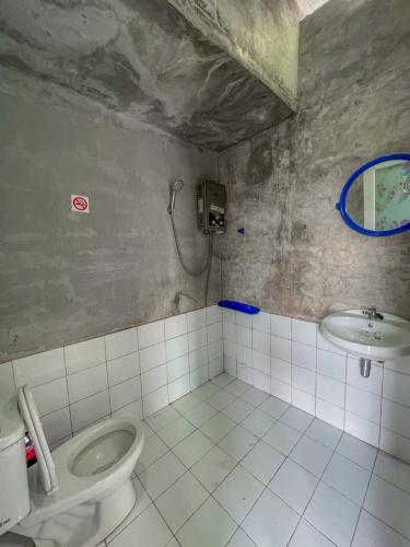 a bathroom with a toilet and a sink at Rai Saeng Tawan at Phu Thap Buek in Ban Maeo Thap Boek