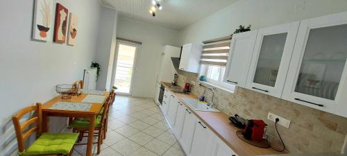 Kuchyň nebo kuchyňský kout v ubytování Electra Villa & Pool Studios