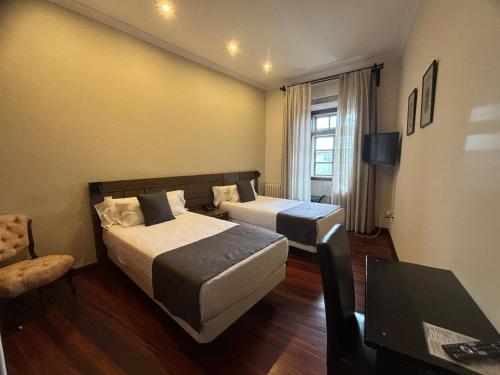 Televízia a/alebo spoločenská miestnosť v ubytovaní Hotel A Torre do Xudeu