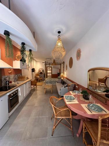 une cuisine et un salon avec une table et des chaises dans l'établissement Appartement Cosy Loft, à Salernes
