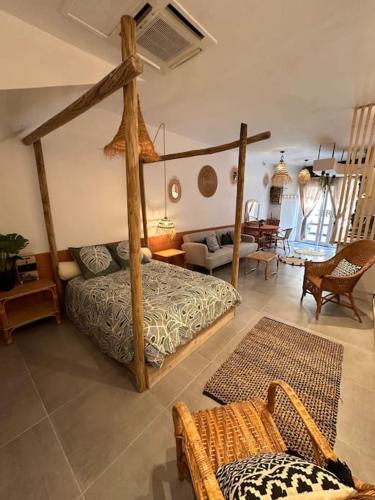 une chambre avec un lit et un salon dans l'établissement Appartement Cosy Loft, à Salernes