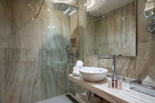 Koupelna v ubytování Brit Hotel Paris Orly Rungis