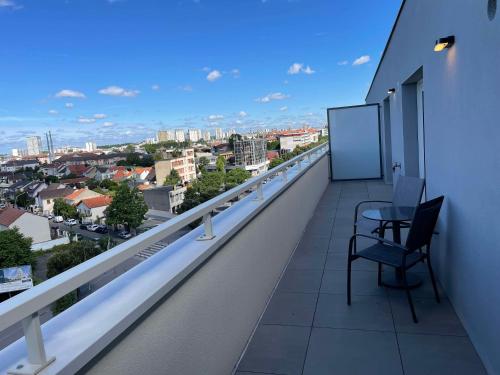 Balkoni atau teres di Brit Hotel Paris Orly Rungis