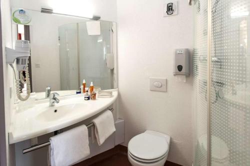 Un baño de Brit Hotel Confort Villeneuve Sur Lot