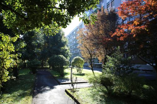 a park in a city with trees and a building at Bilocale Indipendente in Milan