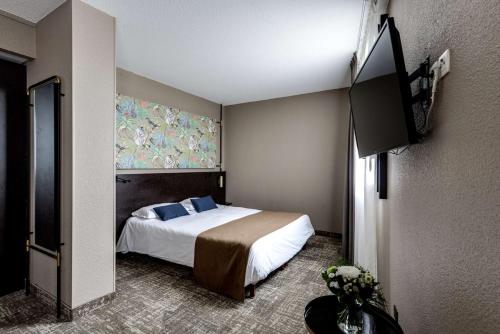 Postel nebo postele na pokoji v ubytování Brit Hotel Du Stade Rennes Ouest