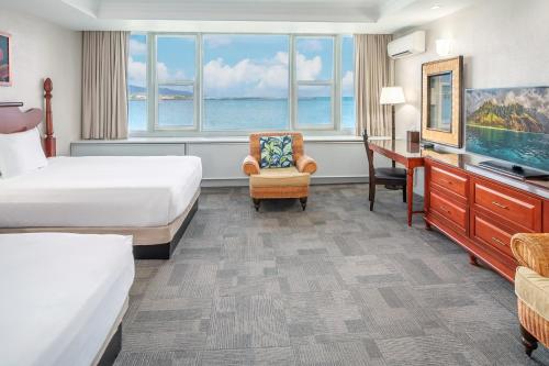 Postel nebo postele na pokoji v ubytování Maui Beach Hotel