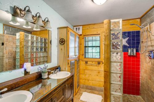 Ένα μπάνιο στο Granbury Home with Waterfront Deck 5 Mi to Downtown