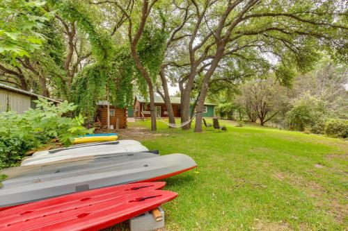 Taman di luar Granbury Home with Waterfront Deck 5 Mi to Downtown