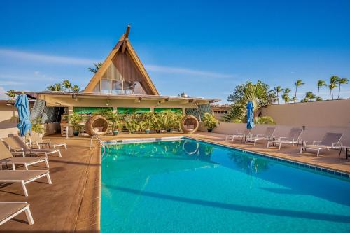 Bazén v ubytování Maui Beach Hotel nebo v jeho okolí