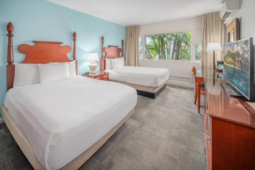 Postel nebo postele na pokoji v ubytování Maui Beach Hotel