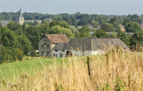 an old house on a hill with a field at Vakantiewoning 9 in Simpelveld