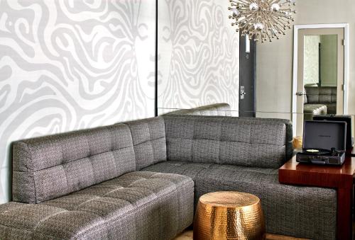 a living room with a couch and a table at Hotel Ziggy On Sunset in Los Angeles