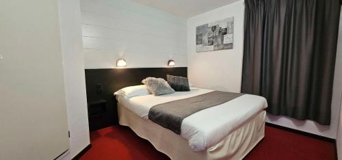 Llit o llits en una habitació de Brit Hotel Essentiel Albi Parc des Expos