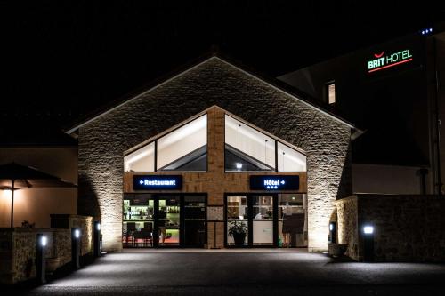 a store front at night with its lights on at Brit Hotel Privilège Figeac in Figeac