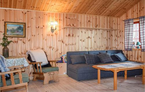 Venabygdにある3 Bedroom Nice Home In Venabygdのソファとテーブルのあるリビングルーム