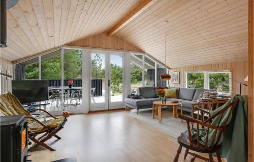 sala de estar con techo de madera en Holiday Home Tritonvej, en Skram